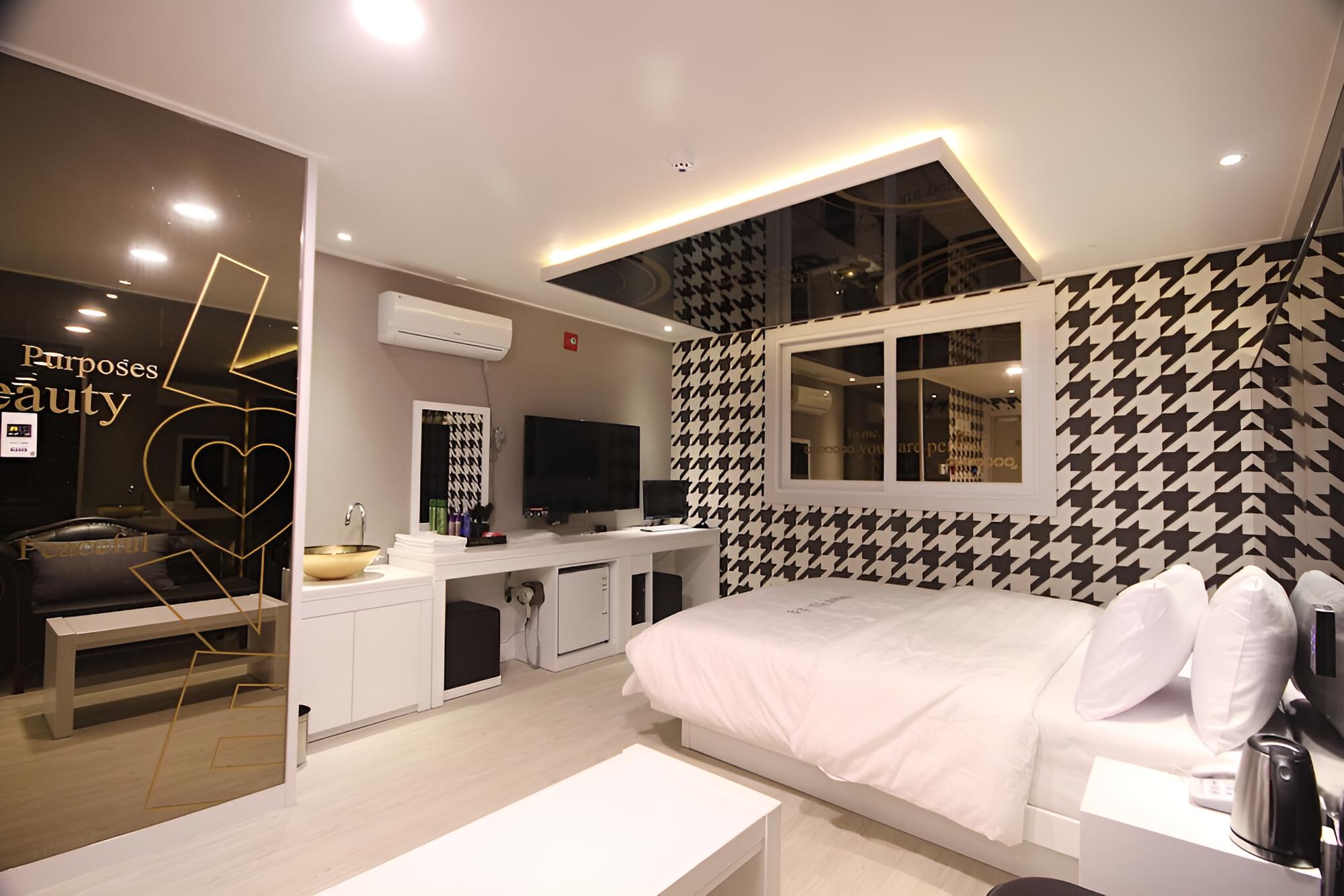 Room (Standard Room) - Photo 14