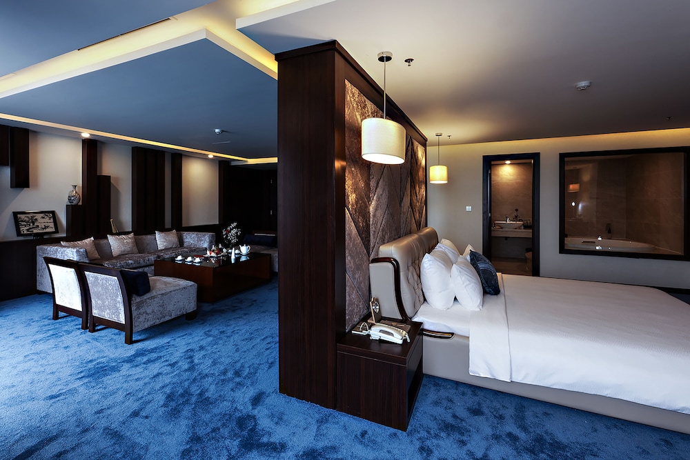 Central Executive Suite, Bay View - Photo 1