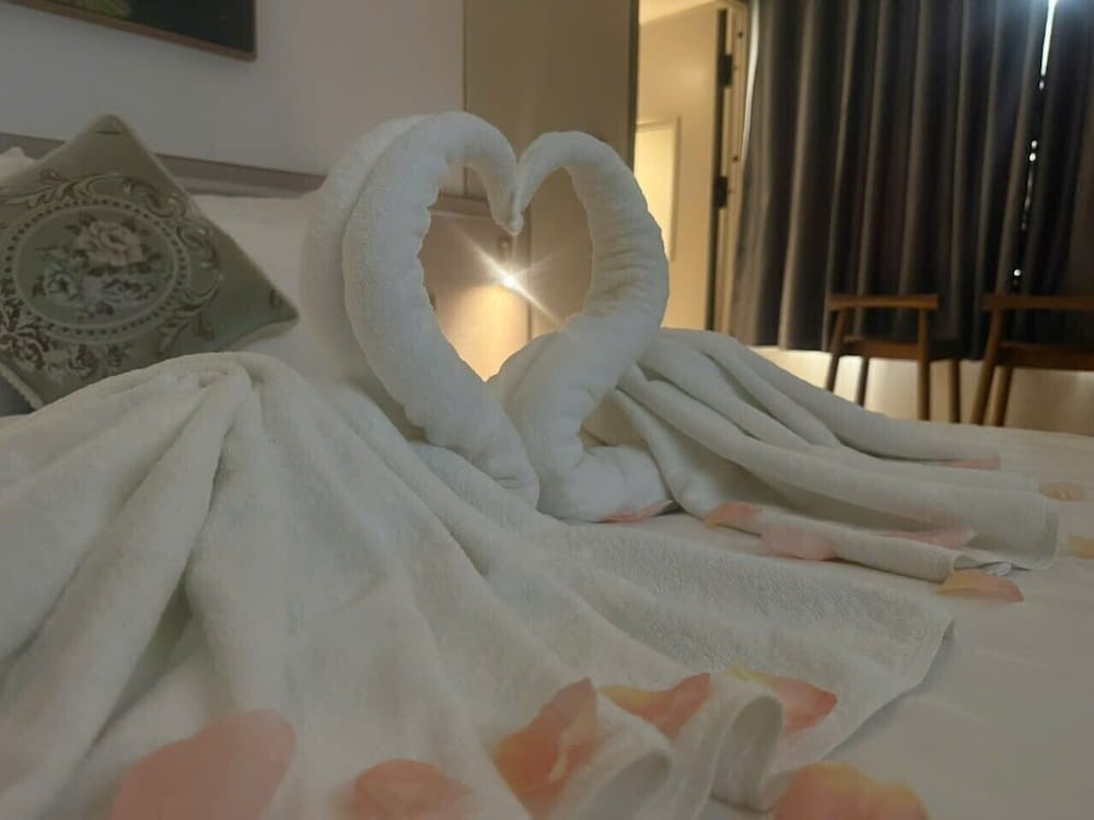 Standard Room, 1 King Bed, City View photo 3