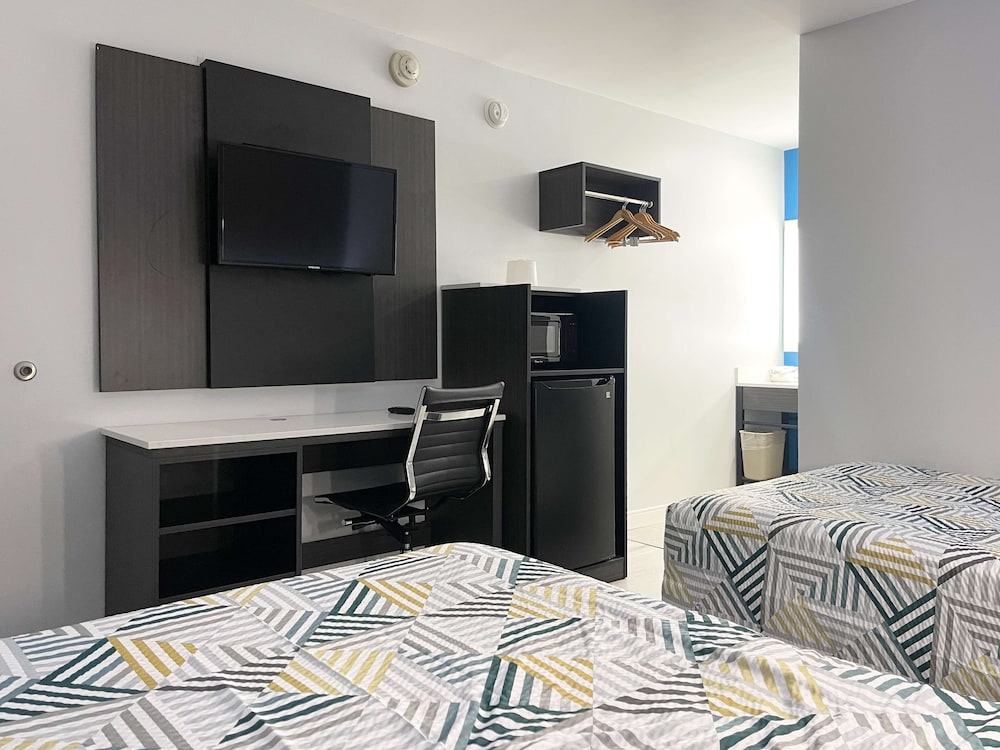 Deluxe Room, 2 Double Beds, Non Smoking, Refrigerator & Microwave photo 1