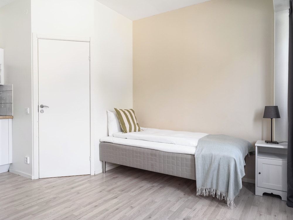 Studio, 1 Twin Bed