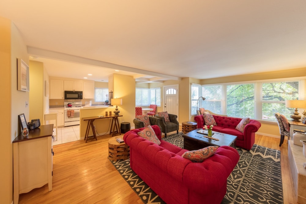 House, 2 Bedrooms, Balcony, Mountain View