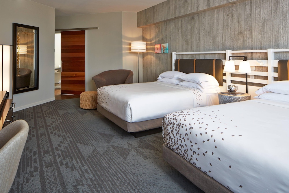 Club Room, 2 Queen Beds - Photo 4