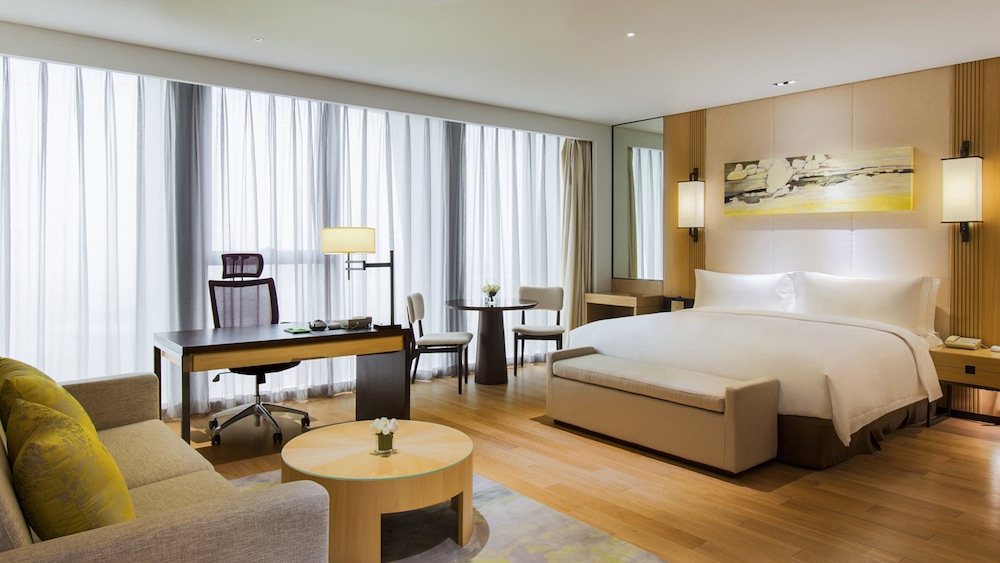 Premium Room, 1 King Bed photo 2