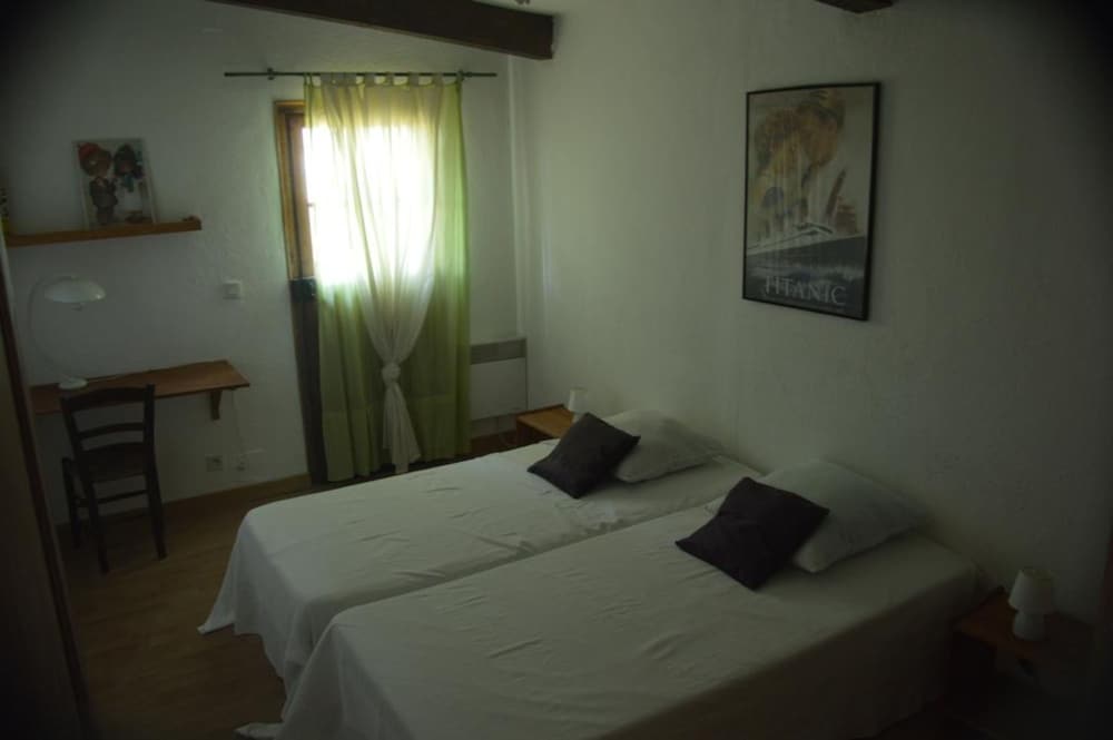Family Cottage (Les Louveteaux)