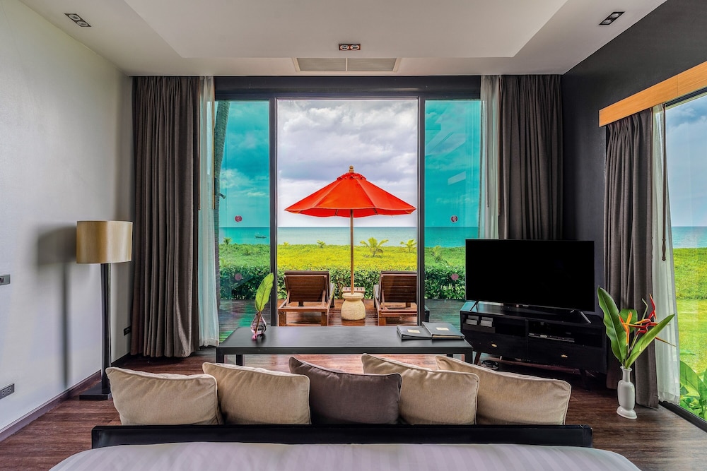 Villa, 1 King Bed, Oceanfront - Photo 5