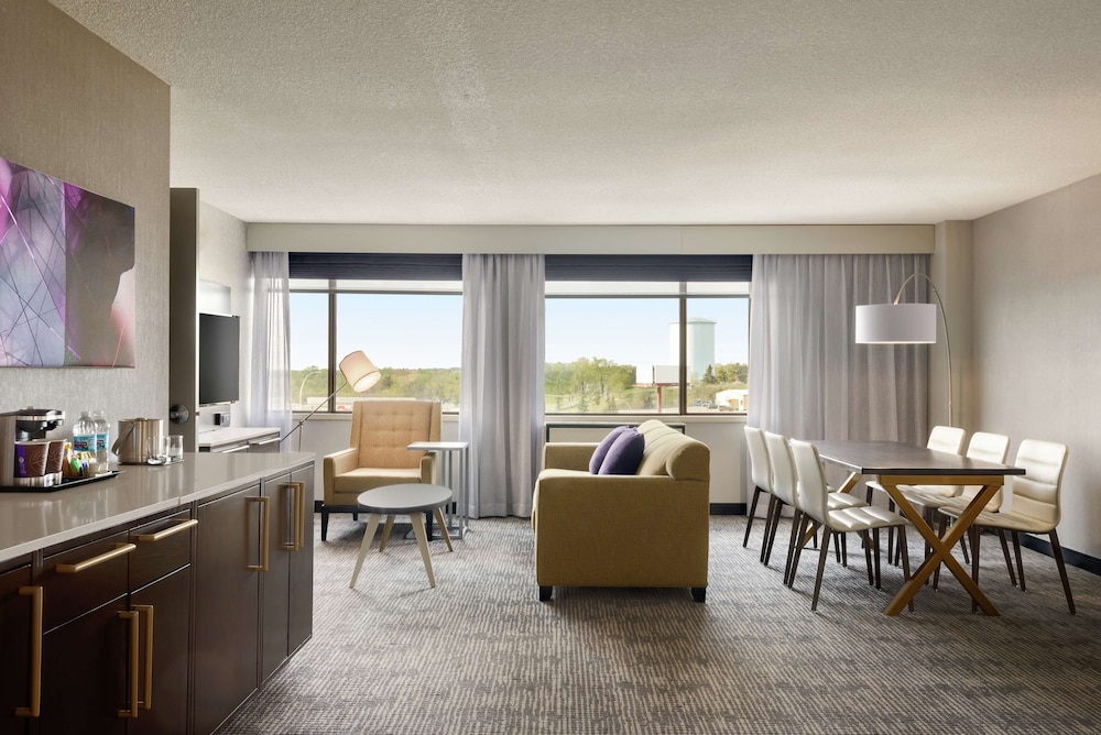 Suite, 1 Bedroom, Accessible (Roll-in Shower) photo 3