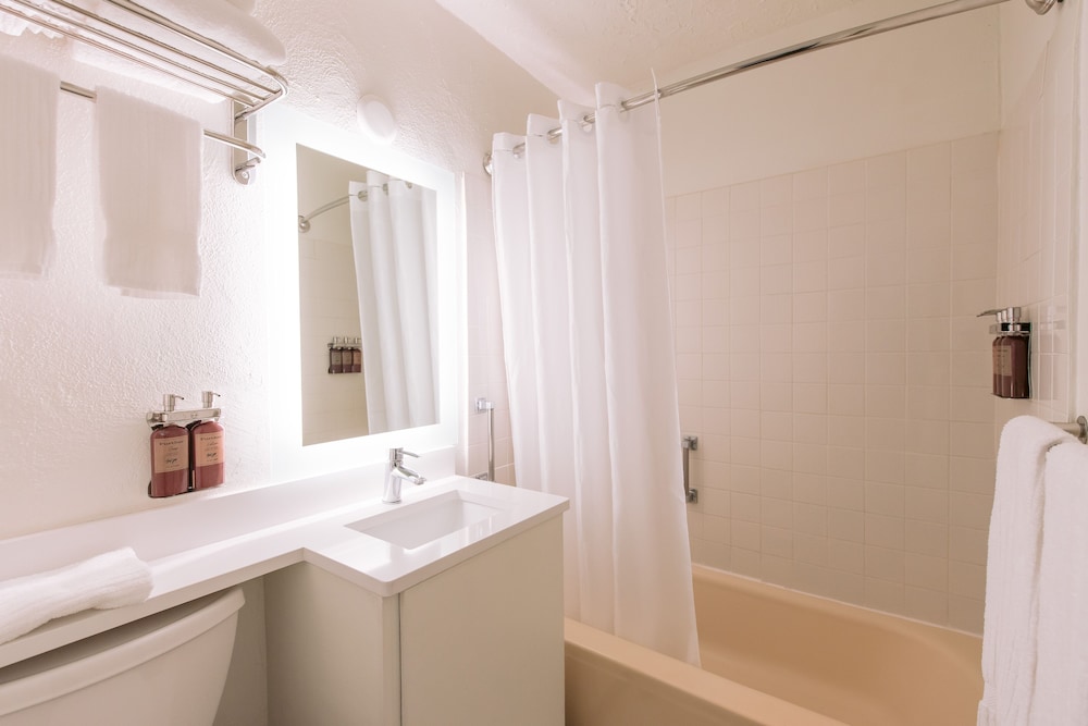 Room, 2 Double Beds, Balcony, Bay View - Photo 10