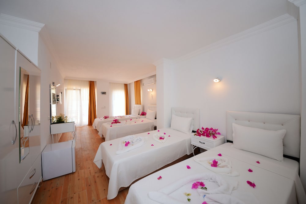 Signature Quadruple Room, Garden Area photo 2