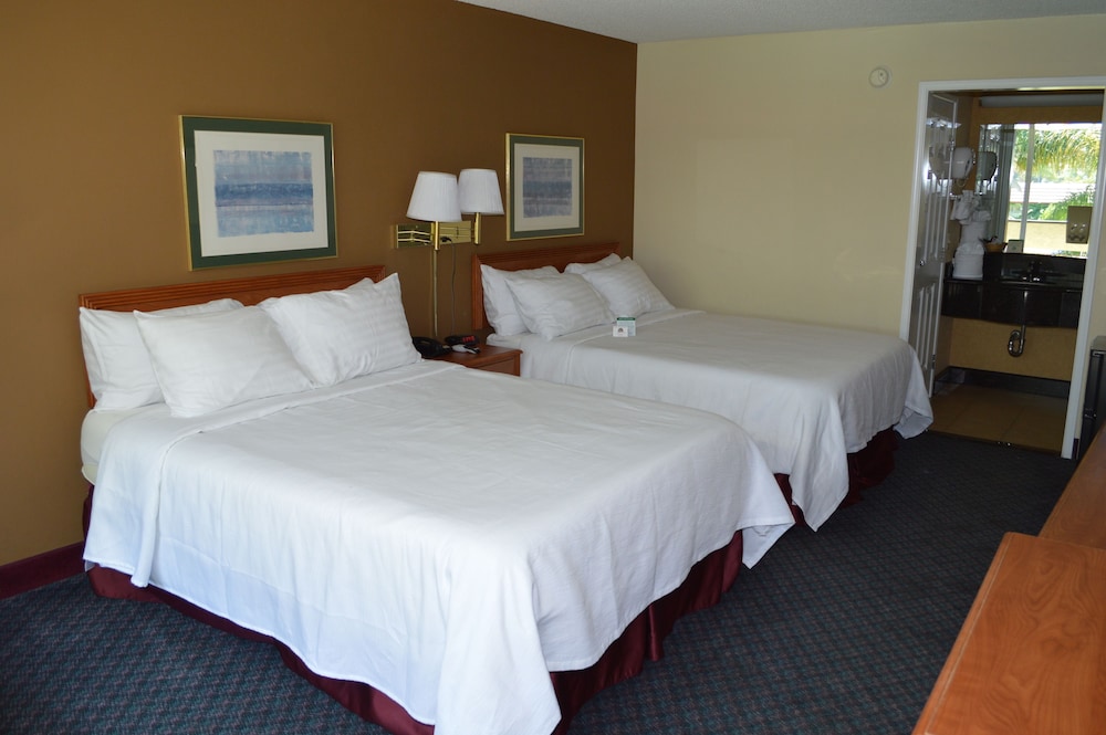 Deluxe Room, 2 Queen Beds, Non Smoking - Photo 1