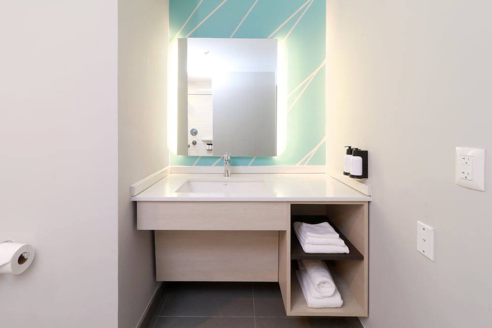 Standard Room, 1 King Bed, Accessible Bathtub - Photo 3