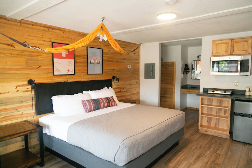 Deluxe Room, 1 King Bed, Accessible photo 1