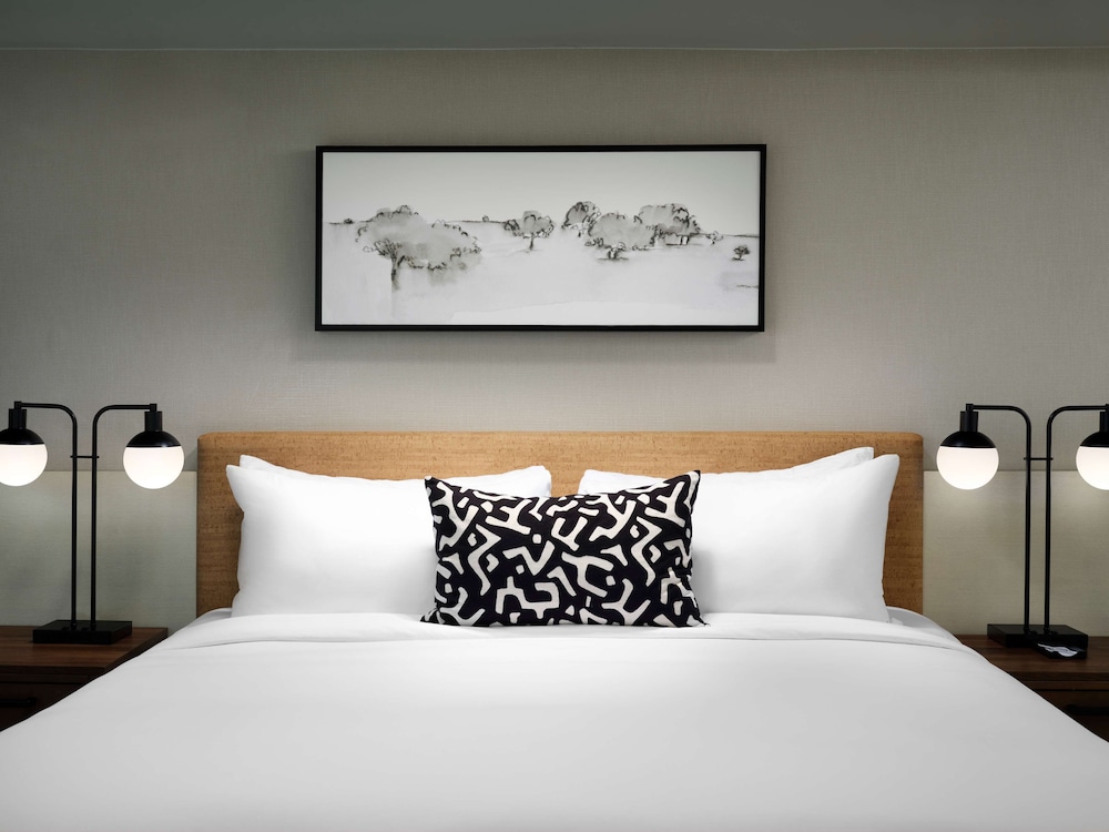 Deluxe Room, 1 King Bed, Accessible - Photo 2