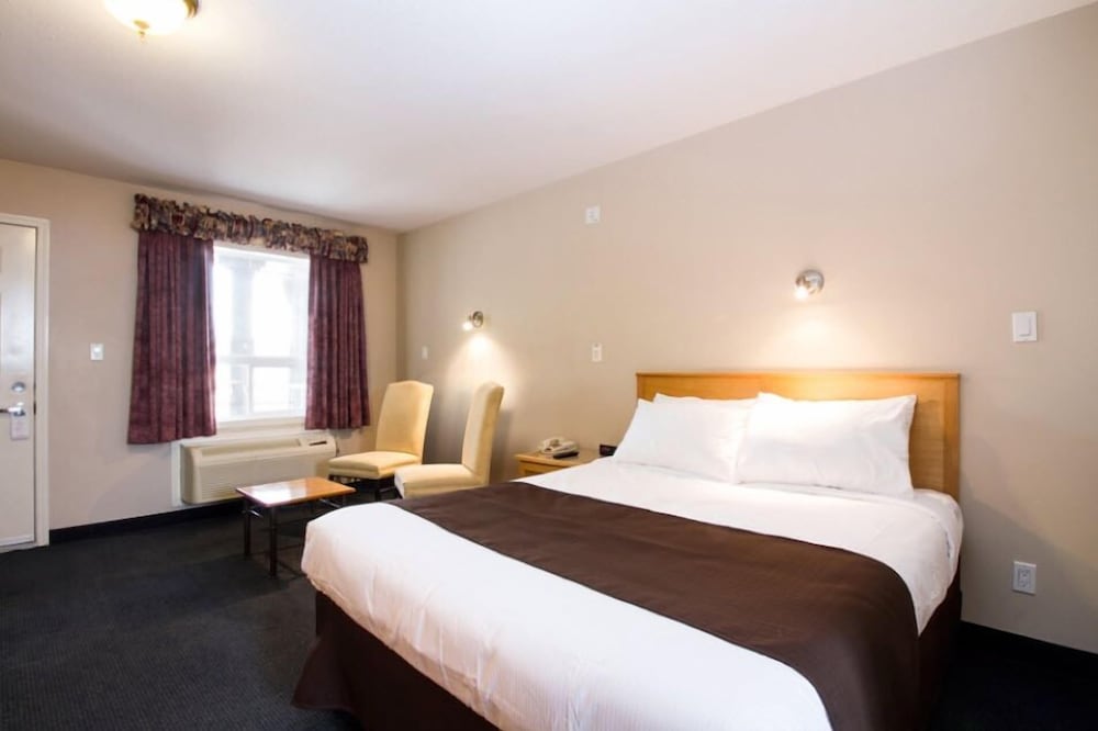 Deluxe Room, 1 Queen Bed photo 2