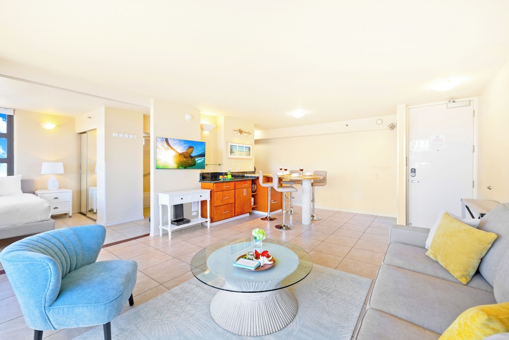 Diamond Head and Ocean views with King Bed and Parking: Suite, 1 Bedroom, Balcony, Ocean View (0071) photo