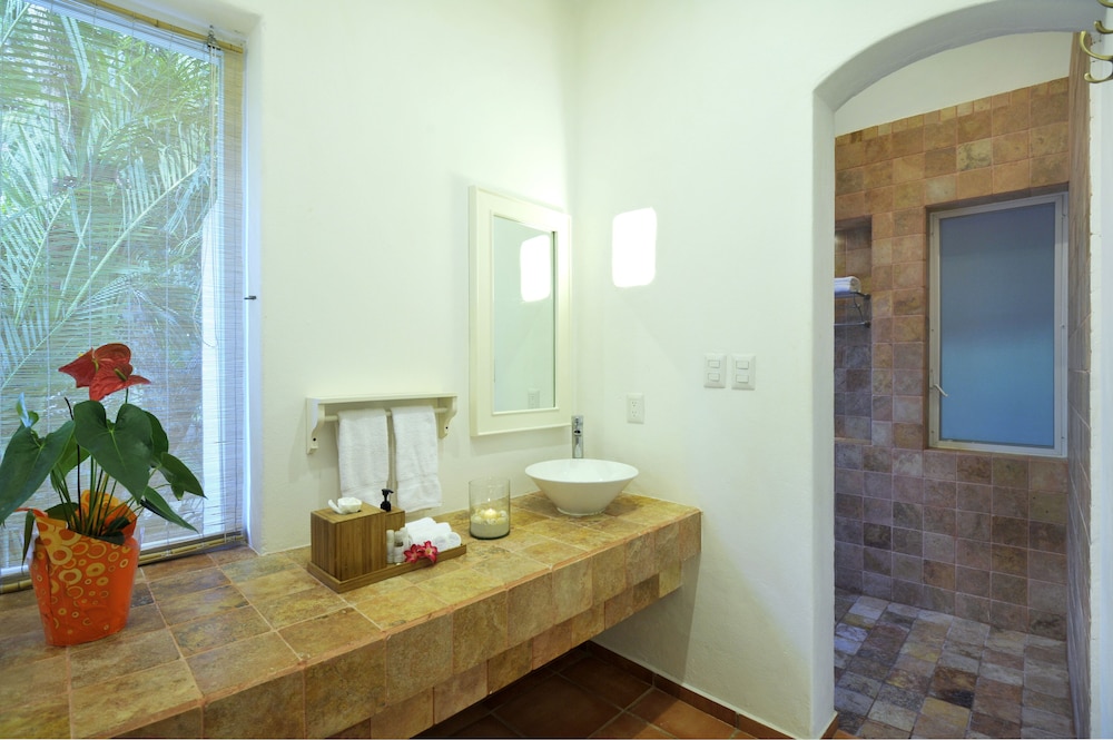 Garden Master Suite - Photo 5