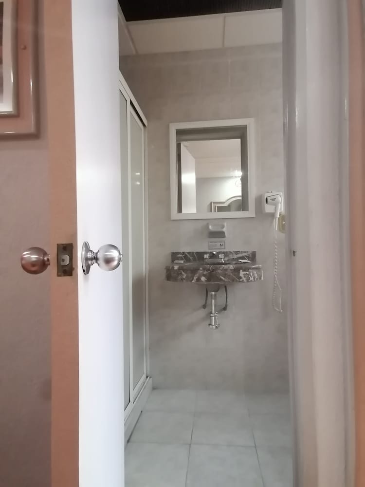 Basic Twin Room - Photo 2
