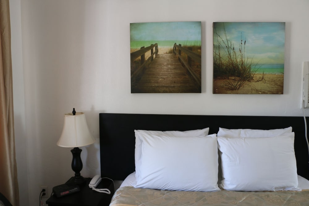 Standard Room, 1 Queen Bed photo 2