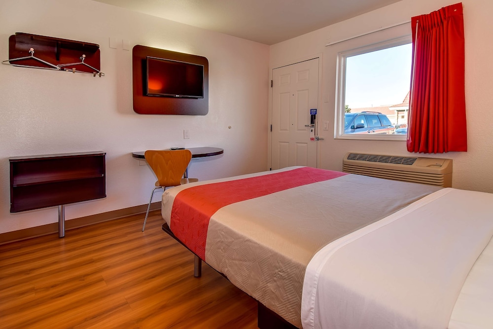 Standard Room, 1 Queen Bed, Accessible, Smoking photo 3