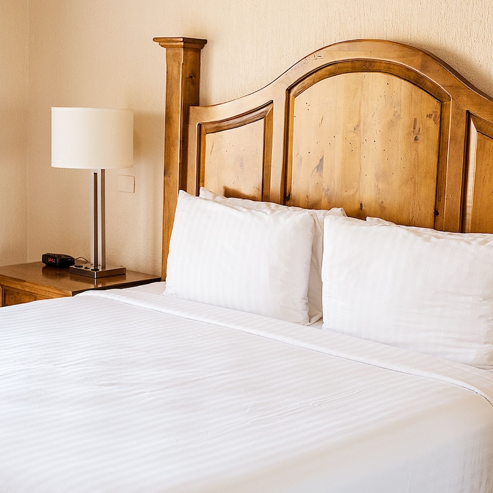 Standard Studio Suite, 1 King Bed, Kitchenette