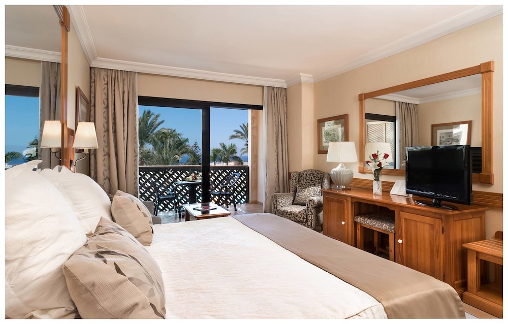 Senior Suite (3 adults and 1 child)