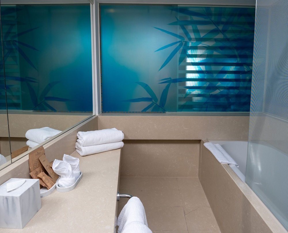 Superior Room, 1 King Bed, Garden View thumbnail 6