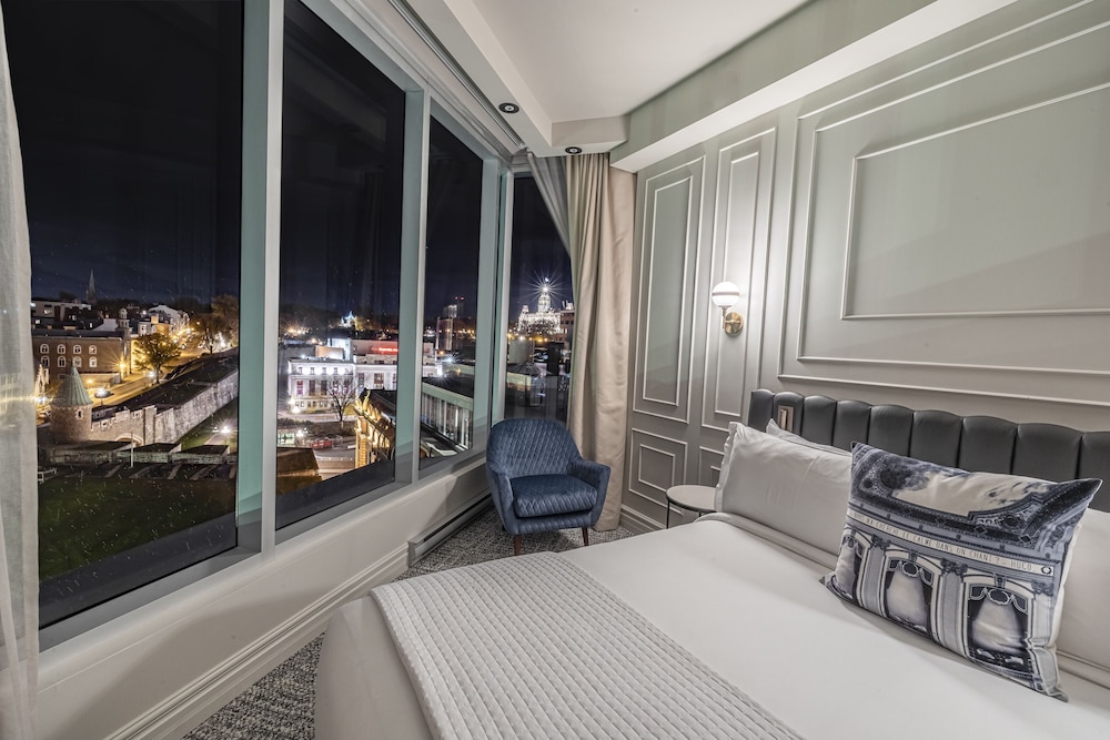 Suite Scenique with King bed and Old Quebec view photo 3