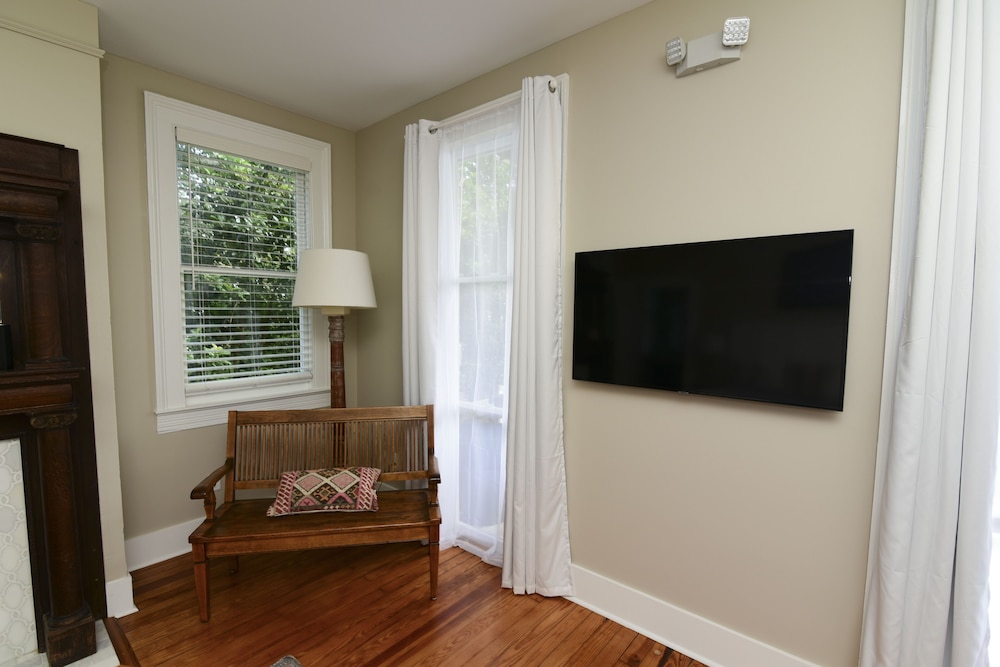 Superior Room, 1 King Bed, River View, Ground Floor