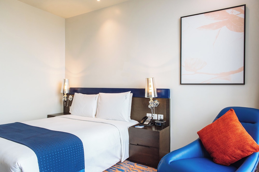 Room, 1 Queen Bed, Accessible, Smoking (Stadium View, Free Breakfast)