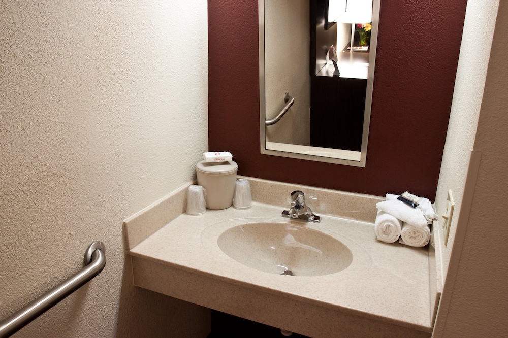 Deluxe Room, 1 King Bed, Accessible (Smoke Free) - Photo 5