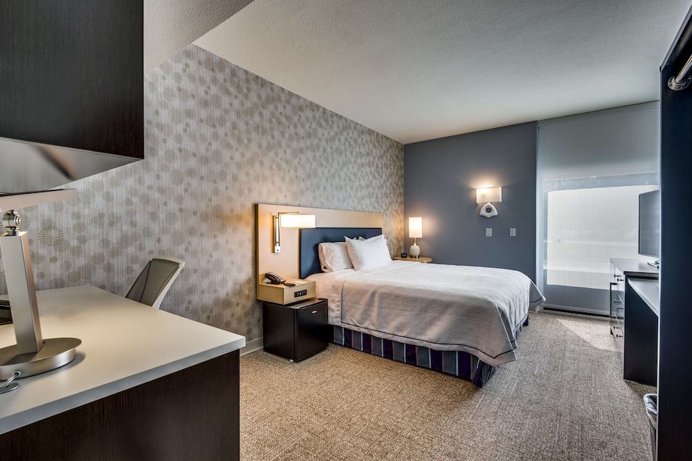 Studio, 1 King Bed, Accessible (Mobility & Hearing, Roll-in Shower) - Photo 2
