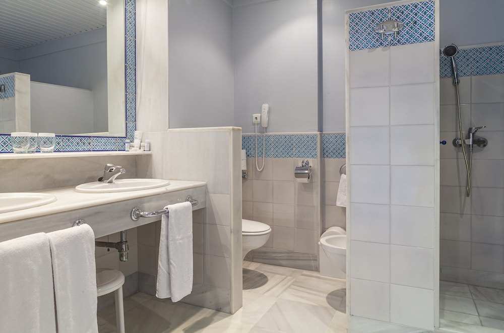 Superior Double Room (3 Adults) - Photo 9
