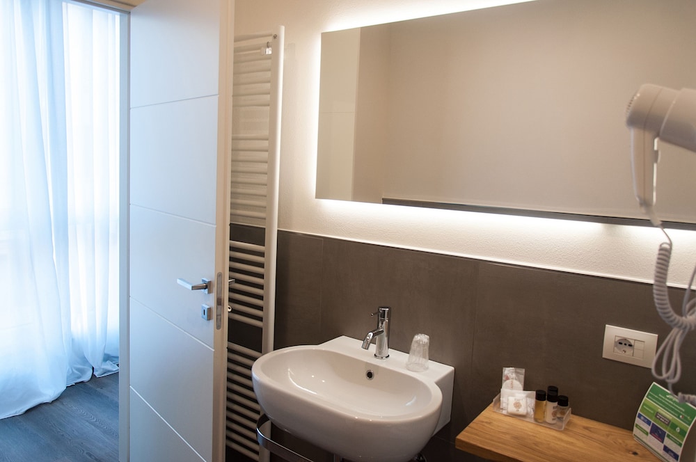 Deluxe Double Room, 1 Queen Bed, Non Smoking, City View (O deluxe) photo 2