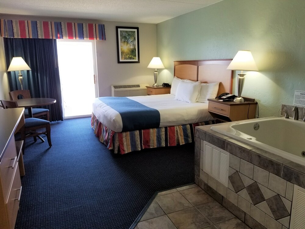 Premium Room, 1 King Bed, Hot Tub, Lakeside photo 1
