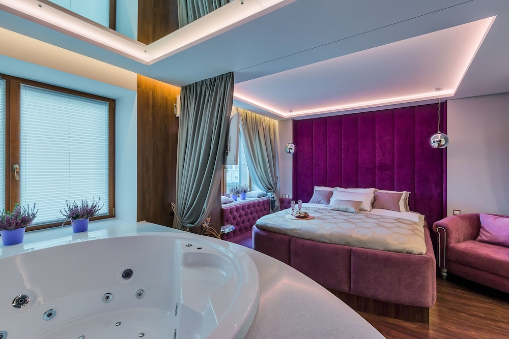 Signature Suite, 1 King Bed, Smoking, Sauna