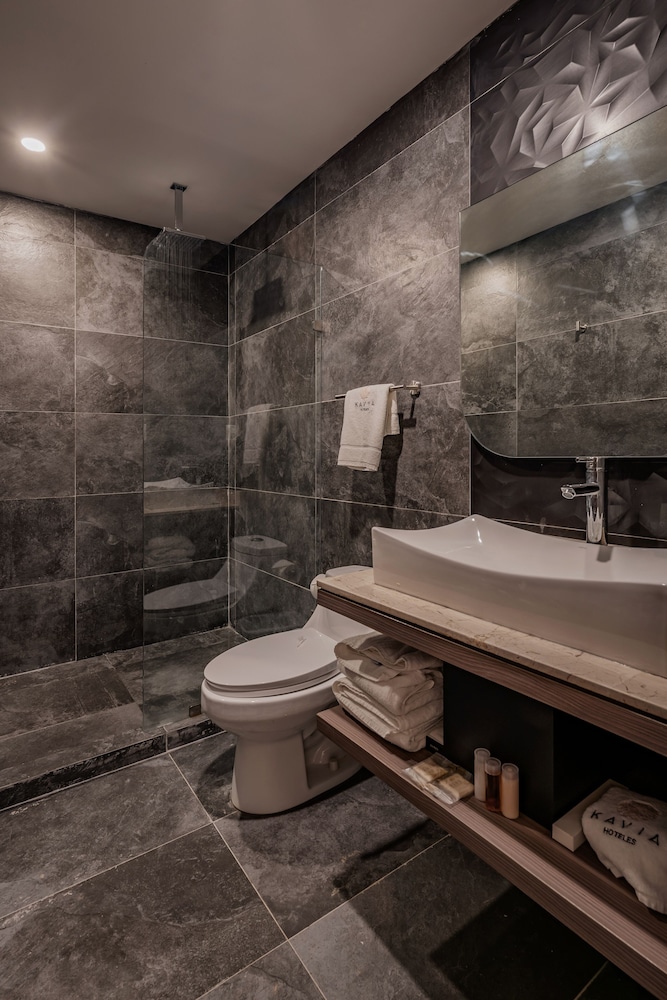 Suite - Photo 11
