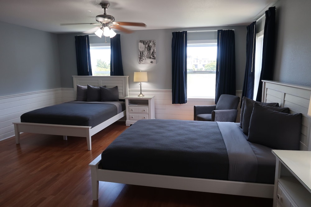Standard Room, 2 Queen Beds, Courtyard View, 1st Floor, Pet Friendly