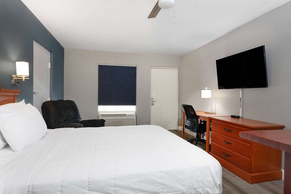 Deluxe Room, 1 Queen Bed, Accessible, Non Smoking (Mobility) - Photo 3