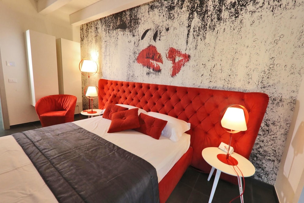 Deluxe Suite, Jetted Tub