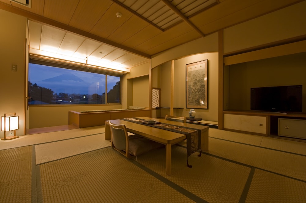 Japanese Style Room with a sofa & Mt. Fuji View (Annex Build) photo 2