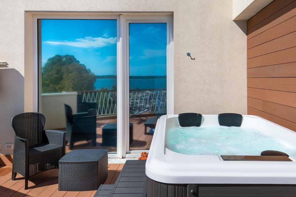 Deluxe Suite, Hot Tub, Sea View