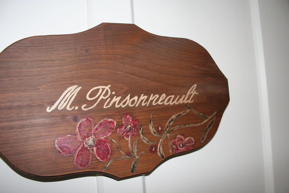Romantic Room, 1 Queen Bed (Pinsonneault) photo 3
