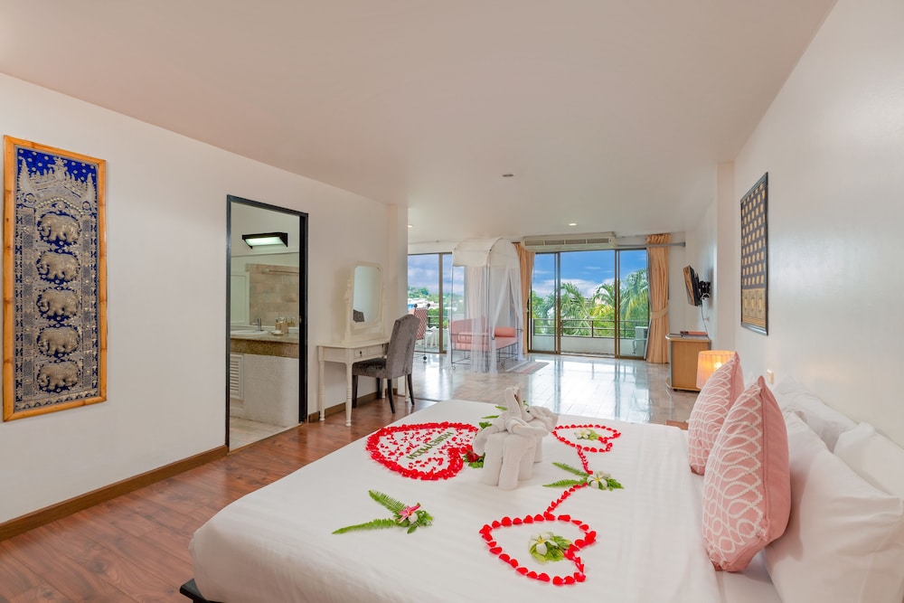 Penthouse Suite with City View - Photo 6