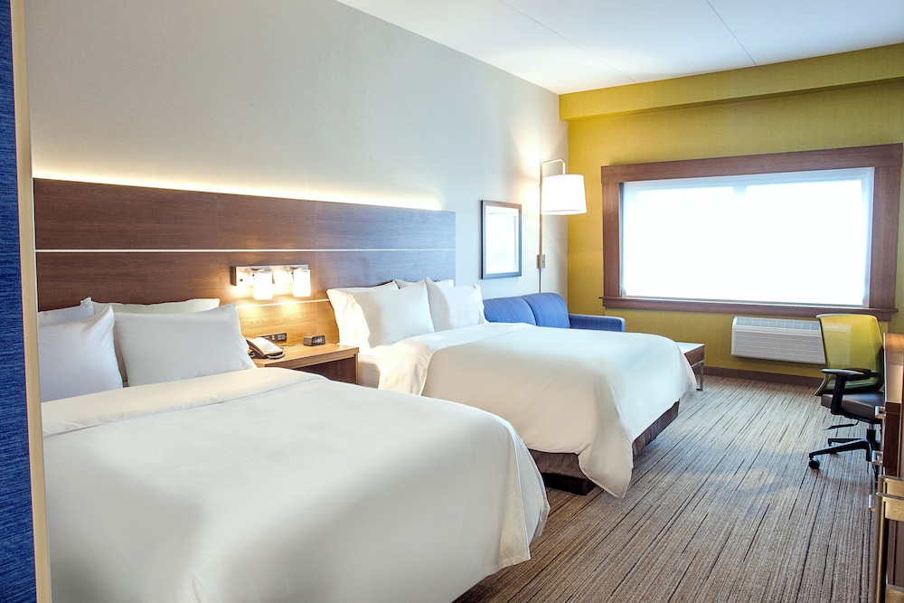 Suite, 2 Queen Beds thumbnail 5