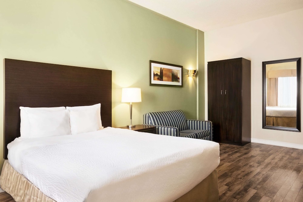 Standard Room, 1 Queen Bed, Non Smoking - Photo 5