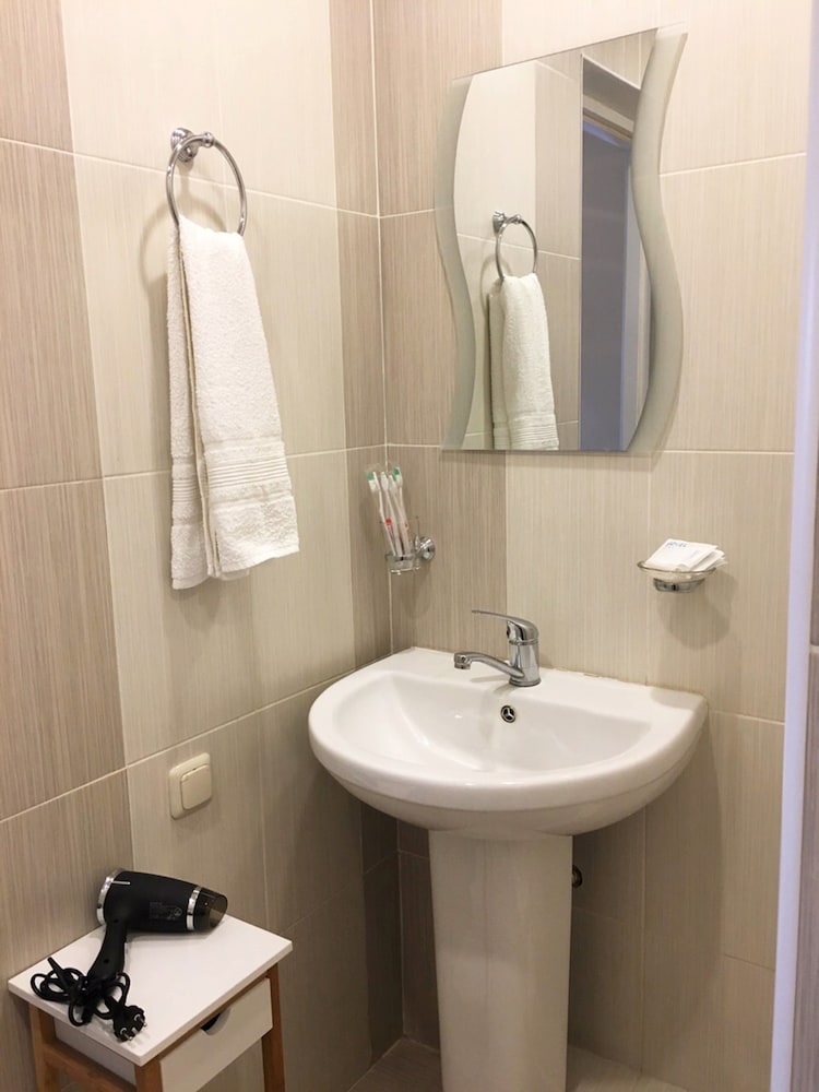 Deluxe Quadruple Room, Refrigerator photo 3