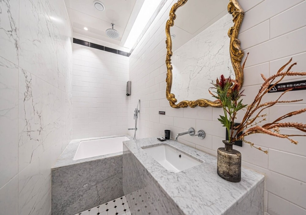 Run Of House(Randomly assigned upon check-in : Standard or Deluxe or Semi Suite) / No Parking - Photo 17