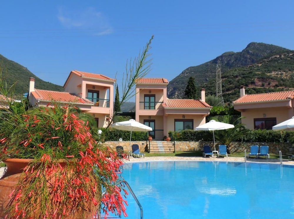 Duplex, 2 Bedrooms, Pool View photo 3