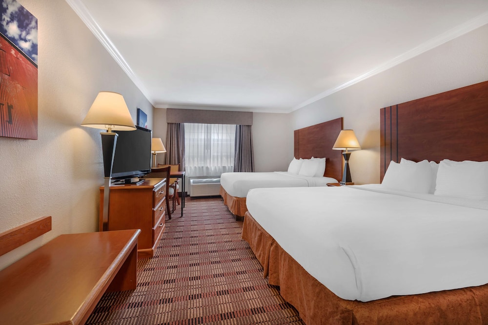 Standard Room, Multiple Beds, Non Smoking, Refrigerator & Microwave - Photo 1
