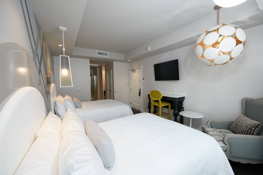 Room, 2 Queen Beds, City View photo 1